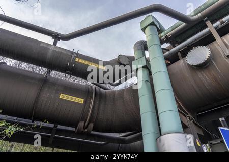 Gasdotti per teleriscaldamento, gas di cokeria, gas di altoforno, presso il sito ThyssenKrupp Steel di Duisburg Marxloh, Renania settentrionale-Vestfalia, Germania, Foto Stock