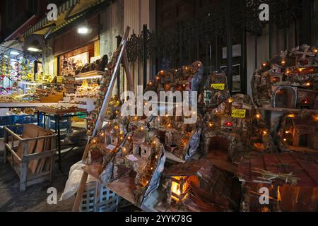 Presepi in vendita a San Gregorio Armeno, Napoli - Italia Napoli, Italia - 12 dicembre 2024: Presepi in vendita sulle bancarelle di San Gregorio Armeno, la famosa via dei regali di Natale nel centro storico della città. Napoli NA Italia Copyright: XGennaroxLeonardix Foto Stock