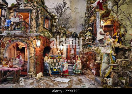 Presepi in vendita a San Gregorio Armeno, Napoli - Italia Napoli, Italia - 12 dicembre 2024: Presepi in vendita sulle bancarelle di San Gregorio Armeno, la famosa via dei regali di Natale nel centro storico della città. Napoli NA Italia Copyright: XGennaroxLeonardix Foto Stock