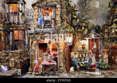 Presepi in vendita a San Gregorio Armeno, Napoli - Italia Napoli, Italia - 12 dicembre 2024: Presepi in vendita sulle bancarelle di San Gregorio Armeno, la famosa via dei regali di Natale nel centro storico della città. Napoli NA Italia Copyright: XGennaroxLeonardix Foto Stock
