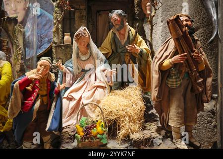 Presepi in vendita a San Gregorio Armeno, Napoli - Italia Napoli, Italia - 12 dicembre 2024: Presepi in vendita sulle bancarelle di San Gregorio Armeno, la famosa via dei regali di Natale nel centro storico della città. Napoli NA Italia Copyright: XGennaroxLeonardix Foto Stock