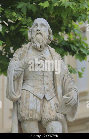 Monumento a Michel de Nostradamus, scultura, pietra, dettaglio, libro in mano, trasporto, Salon-de-Provence, Bouches-du-Rhone, Provenza, Francia, E. Foto Stock