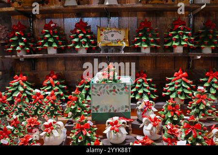 Negozio a San Gregorio Armeno, la famosa via dei regali di Natale di Napoli - Italia Napoli, Italia - 24 dicembre 2021: Oggetti natalizi realizzati con le famose ceramiche di Capodimonte, in vendita nelle bancarelle di San Gregorio Armeno, la strada dei presepi. Napoli NA Italia Copyright: XGennaroxLeonardix Foto Stock