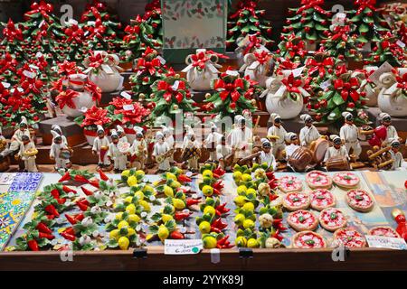 Negozio a San Gregorio Armeno, la famosa via dei regali di Natale di Napoli - Italia Napoli, Italia - 24 dicembre 2021: Oggetti natalizi realizzati con le famose ceramiche di Capodimonte, in vendita nelle bancarelle di San Gregorio Armeno, la strada dei presepi. Napoli NA Italia Copyright: XGennaroxLeonardix Foto Stock