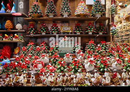 Negozio a San Gregorio Armeno, la famosa via dei regali di Natale di Napoli - Italia Napoli, Italia - 24 dicembre 2021: Oggetti natalizi realizzati con le famose ceramiche di Capodimonte, in vendita nelle bancarelle di San Gregorio Armeno, la strada dei presepi. Napoli NA Italia Copyright: XGennaroxLeonardix Foto Stock