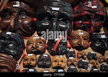Maschere di Pulcinella Napoli, Italia - 12 dicembre 2024: Maschere artigianali di Pulcinella sulla stalla di San Gregorio Armeno, la famosa via dei regali di Natale. Napoli NA Italia Copyright: XGennaroxLeonardix Foto Stock