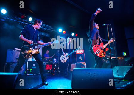 Rock band The Jim Jones Revue in concerto all'O2 Birmingham, giugno 2011. Jim Jones al microfono. Foto Stock