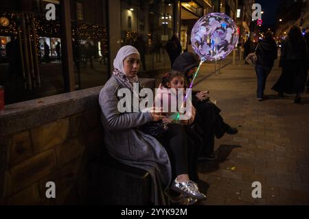 Leeds City Centre durante il periodo natalizio, 2024. Foto Stock