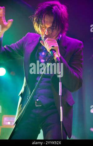 Rock band The Jim Jones Revue in concerto all'O2 Birmingham, giugno 2011. Jim Jones al microfono. Foto Stock