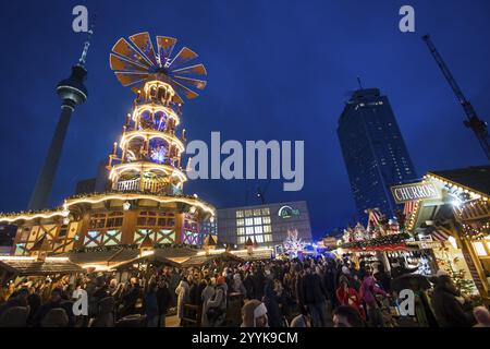 Bancarelle di Natale e piramide di Natale di fronte alla torre della televisione di Berlino, alla Galeria Kaufhof e al Park Inn Hotel al mercatino di Natale di Alexanderpla Foto Stock