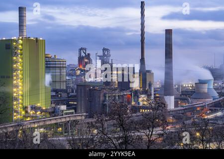 Panorama delle acciaierie ThyssenKrupp di Duisburg-Bruckhausen, di fronte alla centrale elettrica a gas Hamborn, facciata verde della caldaia BL Foto Stock