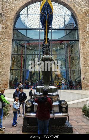 Teatro-museo Dalì, vista interna con turisti, Figueres, Costa Brava, Girona, Catalogna, Spagna, Europa Foto Stock