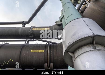 Gasdotti per teleriscaldamento, gas di cokeria, gas di altoforno, presso il sito ThyssenKrupp Steel di Duisburg Marxloh, Renania settentrionale-Vestfalia, Germania, Foto Stock