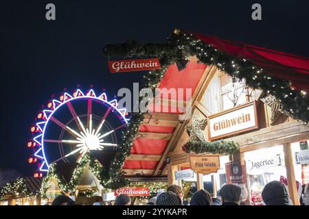 Bancarelle di VIN brulé di fronte a una ruota panoramica presso il mercatino di Natale di Alexanderplatz, Berlino, 21/12/2024 Foto Stock