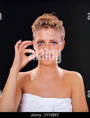 Una donna bionda, 25 anni, prende la pillola anti.baby, la pillola anticoncezionale dello studio, bassa Sassonia, Repubblica Federale di Germania Foto Stock