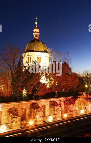 Campanile illuminato sullo Schlossberg di Graz, ripresa notturna, Graz, Stiria, Austria, Europa Foto Stock