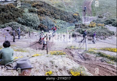 Foto storica di motociclette da corsa su motocross o motociclette su una collina fangosa negli anni '1960, probabilmente in Scozia, Regno Unito Foto Stock