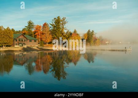 Colori autunnali in una mattinata nebbiosa a Lake Placid nelle Adirondack Mountains, New York Foto Stock