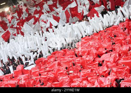 Kaiserslautern, Germania. 22 dicembre 2024. Partystimmung vor dem Spiel: Kaiserslautern-fans, GER, 1. FC Kaiserslautern vs. 1. FC Koeln, 2. Fussball-Bundesliga, 17 anni. Spieltag, Saison 2024/2025, 22.12.2024, LE NORMATIVE DFL VIETANO QUALSIASI USO DI FOTOGRAFIE COME SEQUENZE DI IMMAGINI E/O QUASI-VIDEO, foto: Eibner-Pressefoto/Joerg Niebergall Credit: dpa/Alamy Live News Foto Stock