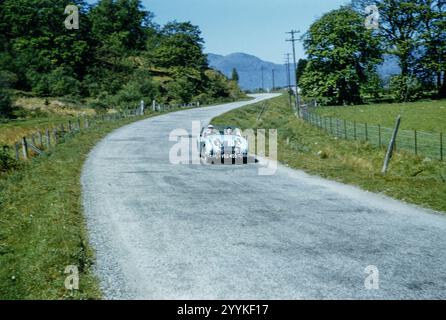 Foto storica di un'auto sportiva Austin Healey Sprite del 1958 che gareggia in un rally automobilistico negli anni '1960, Scozia, Regno Unito Foto Stock