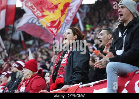 Partystimmung vor dem Spiel: Kaiserslautern-fans, GER, 1. FC Kaiserslautern vs. 1. FC Koeln , 2. Fussball-Bundesliga, 17 anni. Spieltag, Saison 2024/2025, 22.12.2024, LE NORMATIVE DFL VIETANO QUALSIASI USO DI FOTOGRAFIE COME SEQUENZE DI IMMAGINI E/O QUASI-VIDEO, foto: Eibner-Pressefoto/Joerg Niebergall Foto Stock