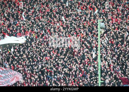 Partystimmung vor dem Spiel: Kaiserslautern-fans, GER, 1. FC Kaiserslautern vs. 1. FC Koeln , 2. Fussball-Bundesliga, 17 anni. Spieltag, Saison 2024/2025, 22.12.2024, LE NORMATIVE DFL VIETANO QUALSIASI USO DI FOTOGRAFIE COME SEQUENZE DI IMMAGINI E/O QUASI-VIDEO, foto: Eibner-Pressefoto/Joerg Niebergall Foto Stock