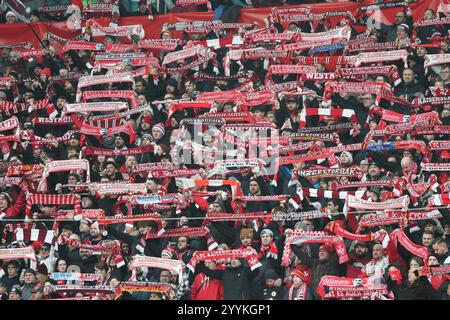 Partystimmung vor dem Spiel: Kaiserslautern-fans, GER, 1. FC Kaiserslautern vs. 1. FC Koeln , 2. Fussball-Bundesliga, 17 anni. Spieltag, Saison 2024/2025, 22.12.2024, LE NORMATIVE DFL VIETANO QUALSIASI USO DI FOTOGRAFIE COME SEQUENZE DI IMMAGINI E/O QUASI-VIDEO, foto: Eibner-Pressefoto/Joerg Niebergall Foto Stock