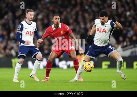 Ryan Gravenberch di Liverpool (centro) e Dominic Solanke di Tottenham Hotspur si battono per il pallone durante la partita di Premier League al Tottenham Hotspur Stadium di Londra. Data foto: Domenica 22 dicembre 2024. Foto Stock