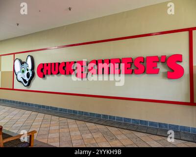 Chuck e Cheese's, ristorante pizzeria per famiglie, cartello con logo in un centro commerciale interno a Montgomery, Alabama, USA. Foto Stock