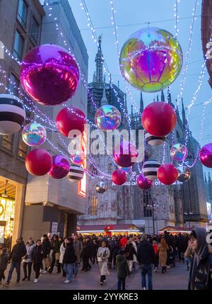 Milano, Italia. 22 dicembre 2024. Piazza Duomo, Galleria Vittorio Emanuele e il mercatino di Natale presi d'assalto da turisti e milanesi - Milano, Italia - Domanica, 22 dicembre 2024 (foto Stefano porta/LaPresse) Piazza Duomo, Galleria Vittorio Emanuele e il mercatino di Natale affollato da turisti e milanesi - Milano, Italia - domenica 22 dicembre 2024 (foto Stefano porta/LaPresse) crediti: LaPresse/Alamy Live News Foto Stock