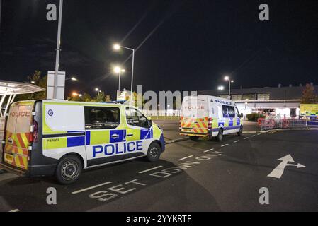 Aeroporto di Birmingham, Regno Unito 2019 - Un attacco terroristico simulato ha avuto luogo all'aeroporto BHX di Birmingham in Inghilterra il 13 novembre 2019. Gli attori sono stati visti con ferite truccate e sdraiati sul pavimento. Erano presenti anche linee di veicoli per servizi di emergenza e decine di paramedici, polizia e vigili del fuoco. Il finto attacco è stato tenuto mentre l'aeroporto è chiuso al pubblico. Credito: Interrompi stampa Media Foto Stock