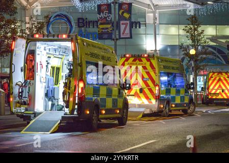 Aeroporto di Birmingham, Regno Unito 2019 - Un attacco terroristico simulato ha avuto luogo all'aeroporto BHX di Birmingham in Inghilterra il 13 novembre 2019. Gli attori sono stati visti con ferite truccate e sdraiati sul pavimento. Erano presenti anche linee di veicoli per servizi di emergenza e decine di paramedici, polizia e vigili del fuoco. Il finto attacco è stato tenuto mentre l'aeroporto è chiuso al pubblico. Credito: Interrompi stampa Media Foto Stock