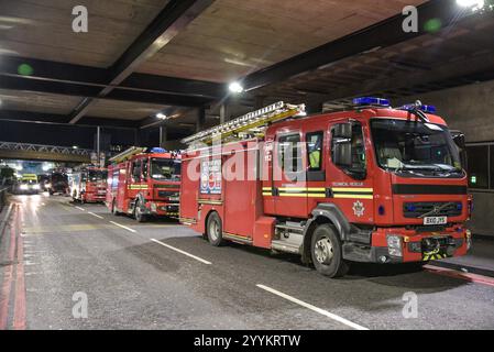 Aeroporto di Birmingham, Regno Unito 2019 - Un attacco terroristico simulato ha avuto luogo all'aeroporto BHX di Birmingham in Inghilterra il 13 novembre 2019. Gli attori sono stati visti con ferite truccate e sdraiati sul pavimento. Erano presenti anche linee di veicoli per servizi di emergenza e decine di paramedici, polizia e vigili del fuoco. Il finto attacco è stato tenuto mentre l'aeroporto è chiuso al pubblico. Credito: Interrompi stampa Media Foto Stock