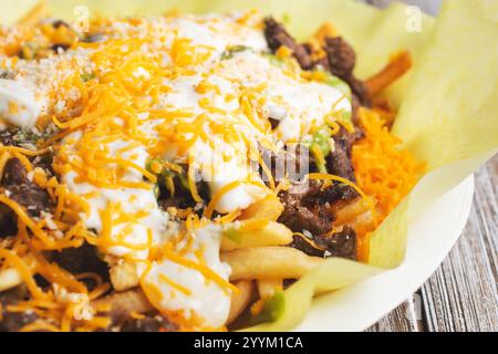 Vista di un piatto di patatine fritte di carne asada. Foto Stock
