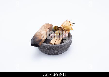 Vista di un piatto decorato di bastoncini del palo santo, su uno sfondo bianco. Foto Stock