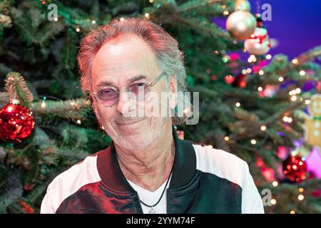21.12.2024,Berlino,Frank Zander 30.Weihnachtsfeier für Obdachlose und Bedürftige im Hotel Estrel. Hugo Egon Balder *** 21 12 2024,Berlino,Frank Zander 30 Festa di Natale per i senzatetto e bisognosi all'Hotel Estrel Hugo Egon Balder Foto Stock