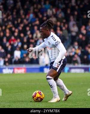 Brandon Thomas-Asante di Coventry City in azione durante il match per lo Sky Bet Championship a Fratton Park, Portsmouth. Data foto: Sabato 21 dicembre 2024. Foto Stock