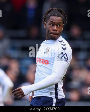 Brandon Thomas-Asante di Coventry City in azione durante il match per lo Sky Bet Championship a Fratton Park, Portsmouth. Data foto: Sabato 21 dicembre 2024. Foto Stock