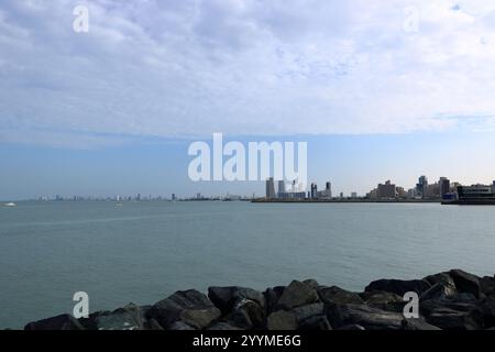 Costa e skyline del Kuwait. Il panorama di Kuwait City nel Golfo Persico, Medio Oriente Foto Stock