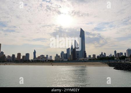 Costa e skyline del Kuwait. Il panorama di Kuwait City nel Golfo Persico, Medio Oriente Foto Stock