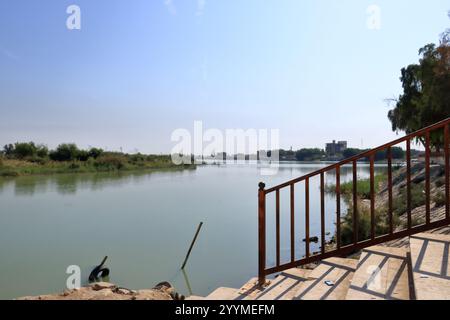 Fiume Tigri alla confluenza tra Eufrate e Tigri, Shatt al-Arab, al-Qurna, Bassora, Iraq Foto Stock