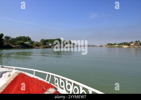 Eufrate alla confluenza tra Eufrate e Tigri, Shatt al-Arab, al-Qurna, Bassora, Iraq Foto Stock