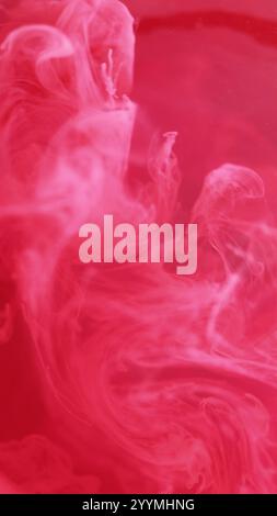 Caduta colore. Rotazione dell'inchiostro. Nuvola di vernice fumé rosa rosso sfocato scintillante che galleggia su uno sfondo artistico astratto. Foto Stock