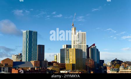 Vista aerea dello skyline del centro di Leeds con vari edifici a torre che circondano il centro della città nel West Yorkshire in una giornata di sole con cielo blu. Foto Stock