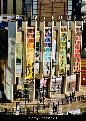 Vista aerea della Leeds Playhouse, precedentemente nota come West Yorkshire Playhouse, facciata colorata del teatro e centro città circostante Foto Stock