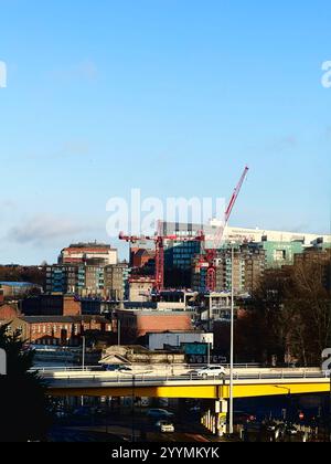 Vista aerea dello skyline del centro di Leeds con vari edifici a torre che circondano il centro della città nel West Yorkshire in una giornata di sole con cielo blu. Foto Stock