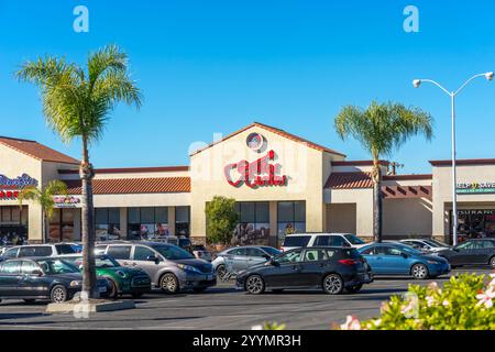 Lake Forest, CALIFORNIA, USA - 18 dicembre 2024: Edificio esterno del negozio di musica Guitar Center situato nella contea di Orange, nella città di Lake Forest, California. Foto Stock