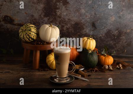 Una selezione di guanciali e zucche rotolanti, con luce da studio per creare un'atmosfera tranquilla. Foto Stock