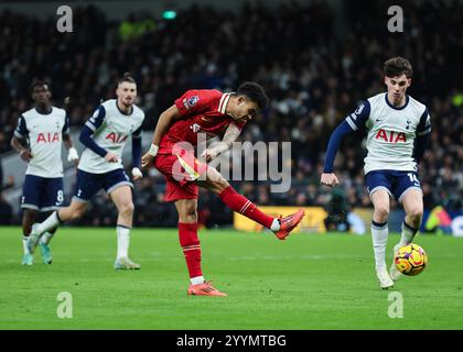 Tottenham Hotspur Stadium, Londra, Regno Unito. 22 dicembre 2024. Premier League Football, Tottenham Hotspur contro Liverpool; Luis Diaz del Liverpool tira e segna il 6° gol al 85° minuto per renderlo 6-3 credito: Action Plus Sports/Alamy Live News Foto Stock