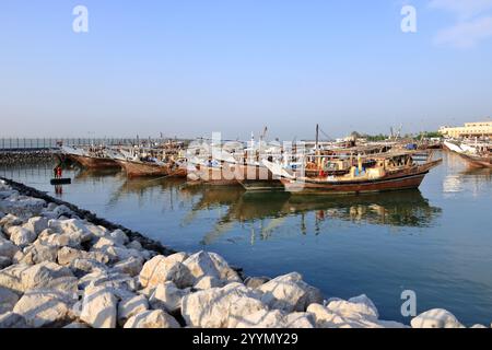 Kuwait City, Kuwait in Medio Oriente - 9 novembre 2024: Pescherecci al porto Foto Stock